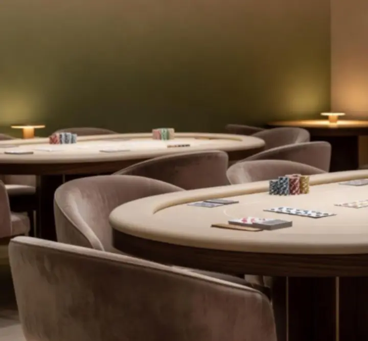Elegáns pókerasztalok és lounge ülőhelyek a Zeenviora belső terében